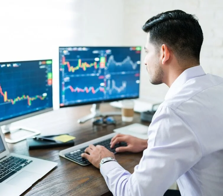 Un uomo al computer studia grafici